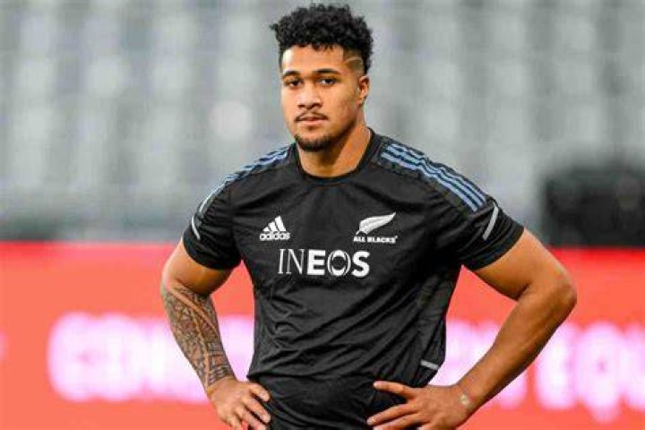 Leicester Fainga'anuku scores against Ireland.