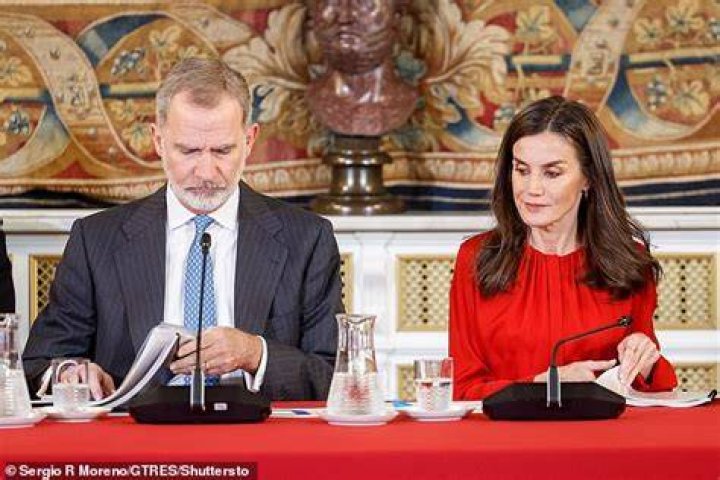 Queen Letizia sat down for 45 minutes, the duration of the greeting